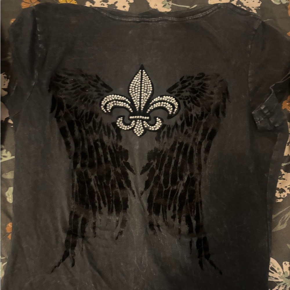cute dark blue shirt w design on back